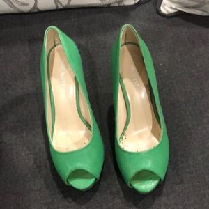 Nine West snake skin texture green pumps